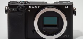 en: Sony Alpha ILCE-6000 camera.de: Sony Alpha ILCE-6000 Kamera.