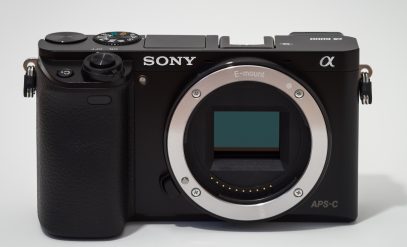 en: Sony Alpha ILCE-6000 camera.de: Sony Alpha ILCE-6000 Kamera.